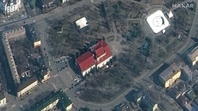 Imagen por satélite del teatro de Mariúpol bombardeado este miércoles por Rusia con el rótulo de "niños" en rusos sobre el asfalto, antes del ataque.