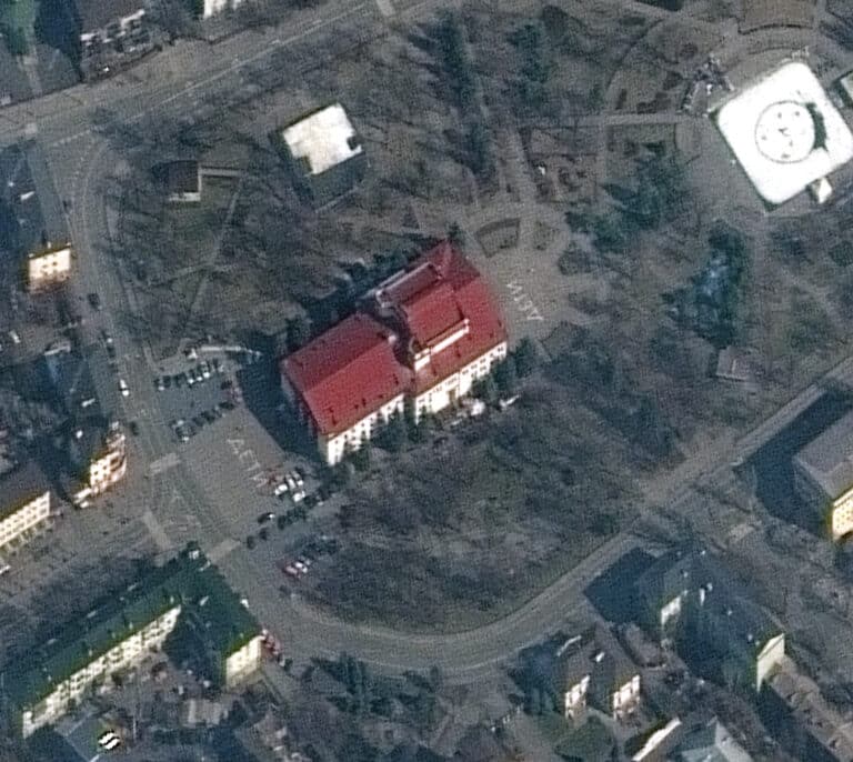 Al menos 130 civiles rescatados en el teatro bombardeado de Mariupol