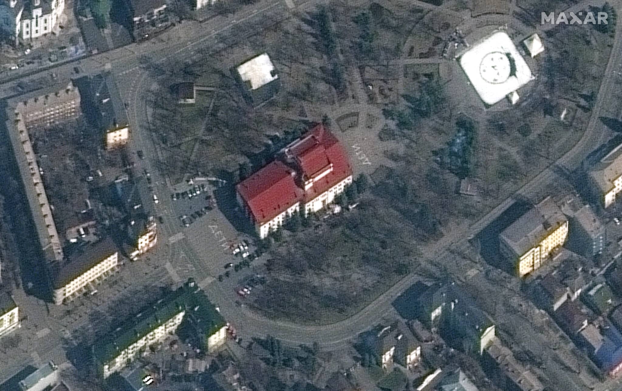 Imagen por satélite del teatro de Mariúpol bombardeado este miércoles por Rusia con el rótulo de "niños" en rusos sobre el asfalto, antes del ataque.