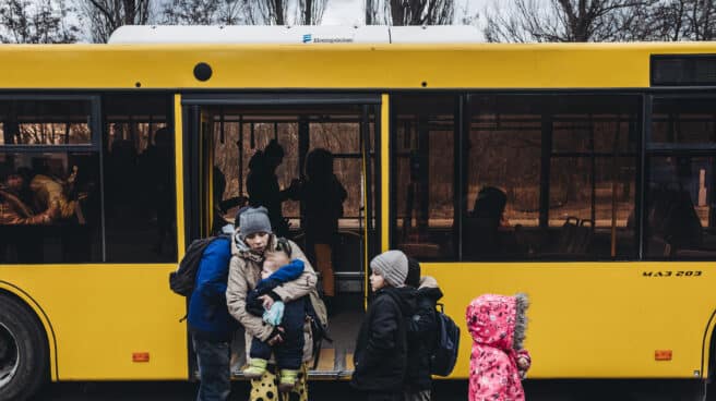 Una familia de Irpin (Ucrania) es evacuada de Kiev