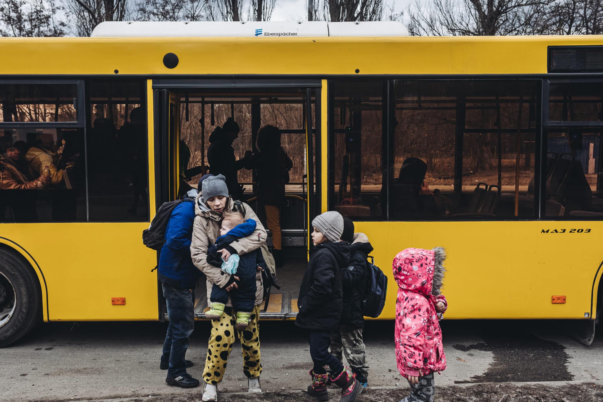 Una familia de Irpin (Ucrania) es evacuada de Kiev