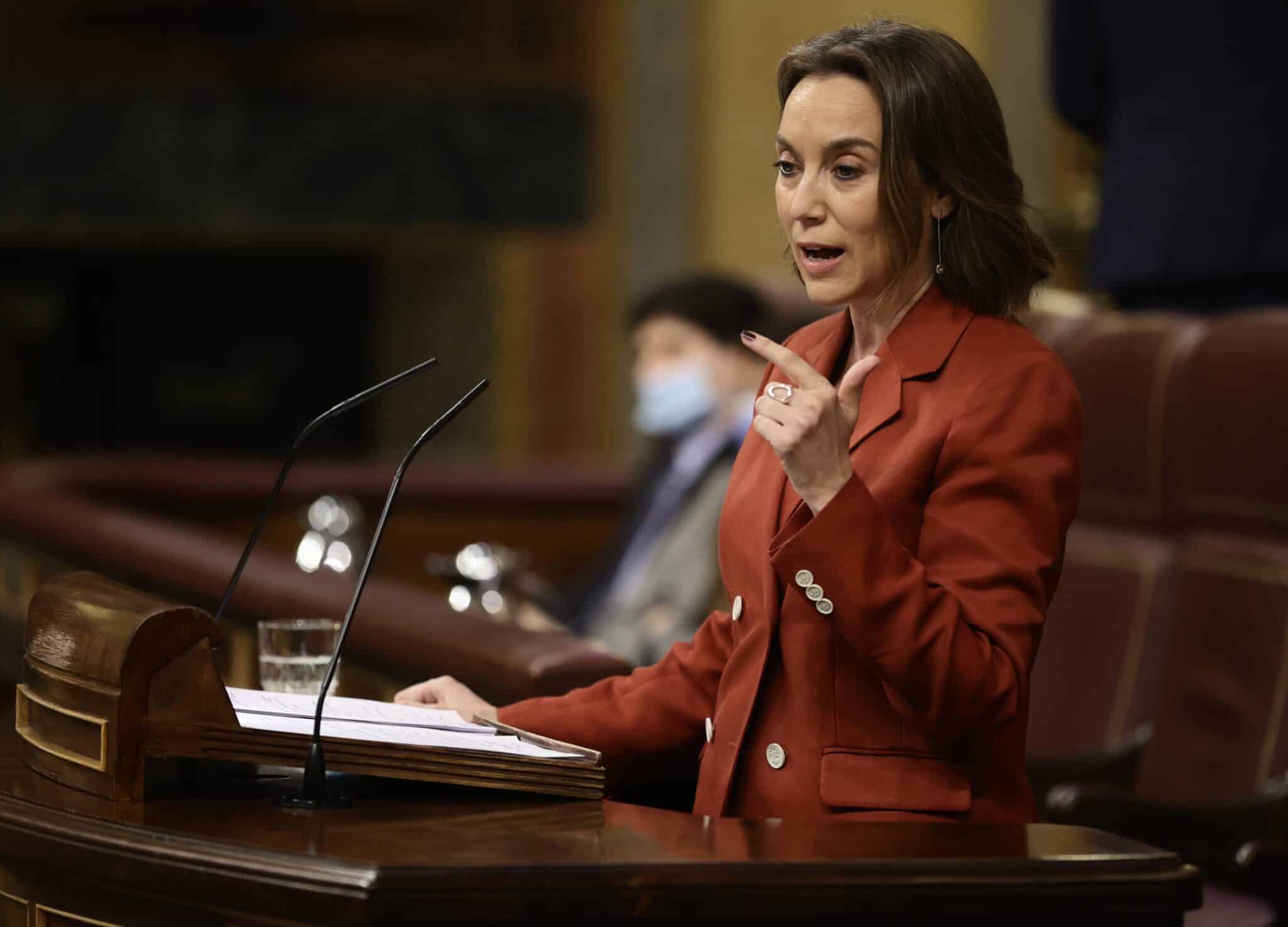 La coordinadora general del PP, Cuca Gamarra, interviene en una sesión plenaria, en el Congreso de los Diputados.