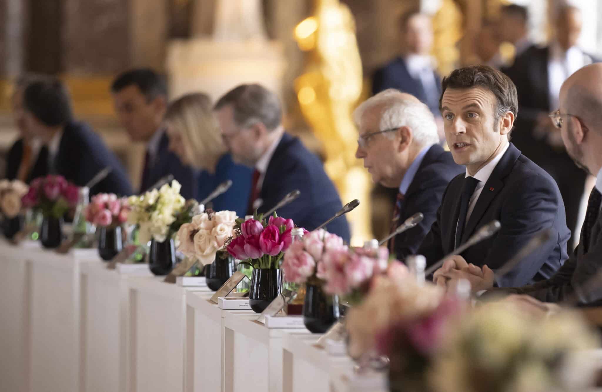 El presidente francés, Emmanuel Macron, juntos a los líderes europeos en la cumbre de Versalles