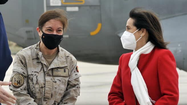 Robles visita la Base Aérea de Los Llanos La ministra de Defensa, Margarita Robles (d), junto a la sargento Gómez, parte del personal militar que participó en el envío de armas a Ucrania, durante su visita a la Base Aérea de Los llanos, este jueves en Albacete.