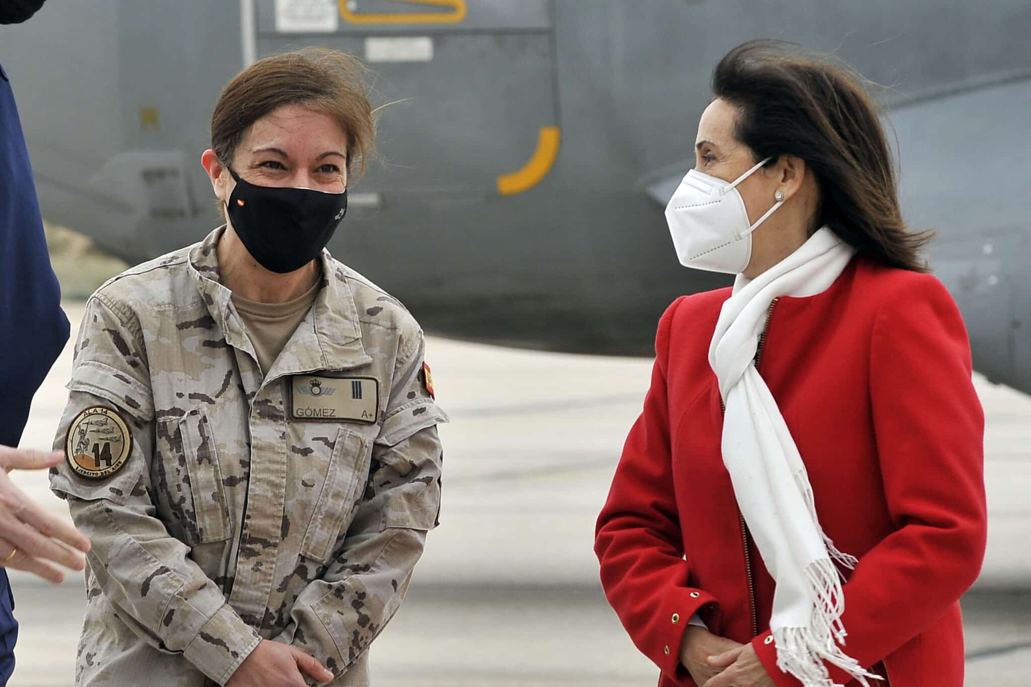 La ministra de Defensa, Margarita Robles (d), junto a la sargento Gómez, parte del personal militar que participó en el envío de armas a Ucrania, durante su visita a la Base Aérea de Los llanos, este jueves en Albacete.