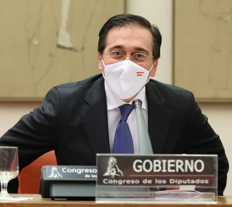 Albares recurre al Rey para justificar el giro del Gobierno respecto al Sáhara