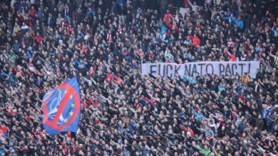 Hermandad rusa y pasado miliciano: la historia tras la pancarta 'por la paz' de Delije, los ultras del Estrella Roja