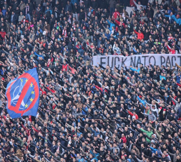 Hermandad rusa y pasado miliciano: la historia tras la pancarta 'por la paz' de Delije, los ultras del Estrella Roja