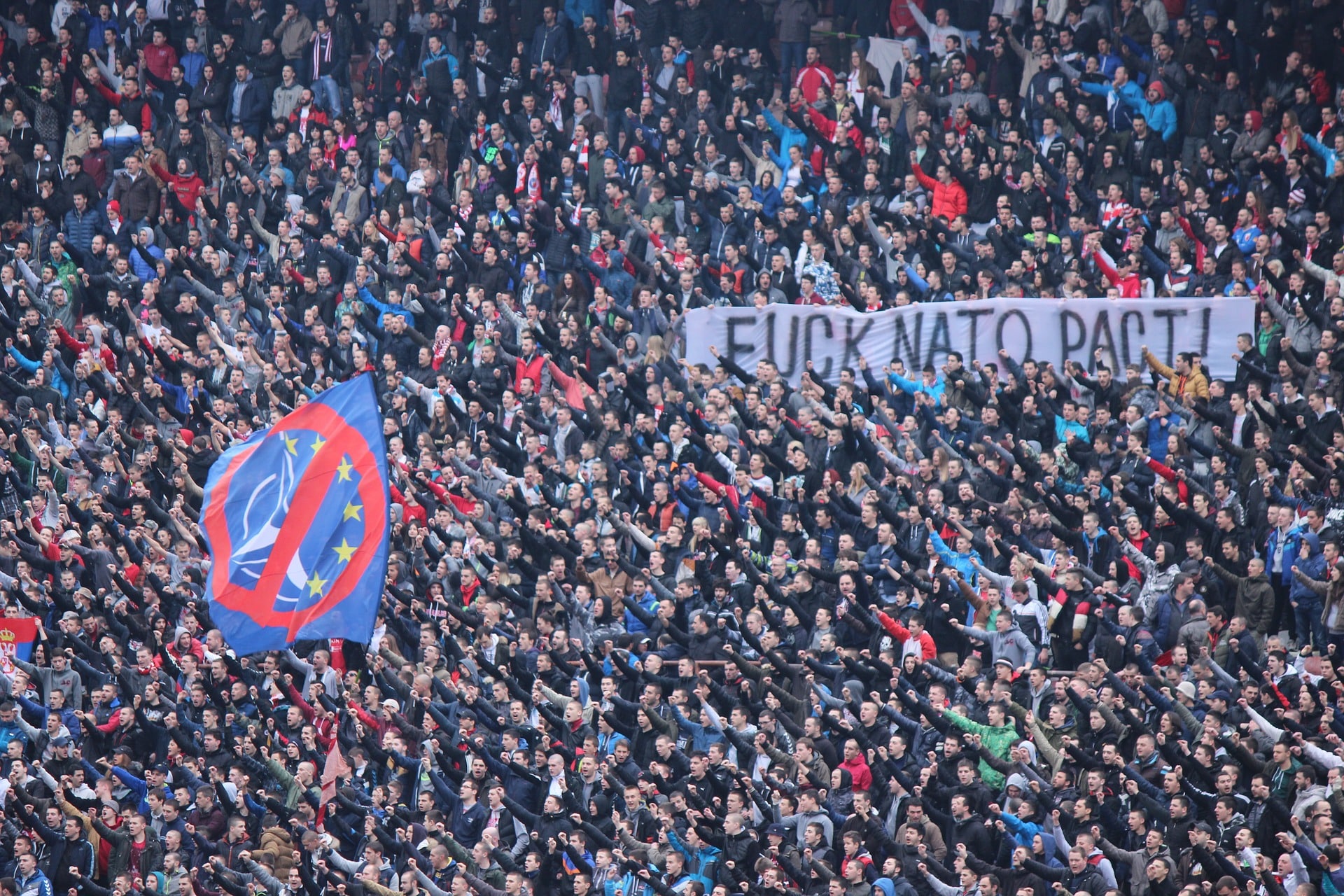 Los hinchas del Estrella Roja muestran la pancarta 'fuck OTAN' en un partido en 2016.