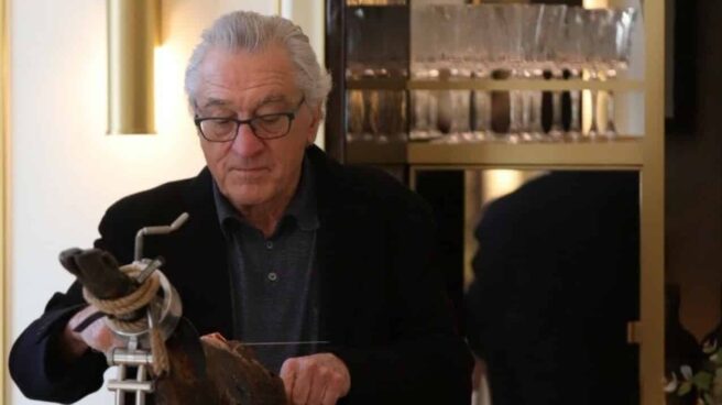 De Niro corta jamón durante la degustación del 'Menú Impagable'