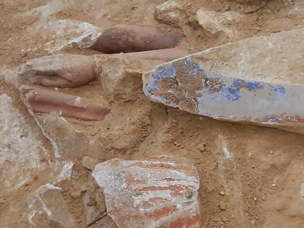 Manos de piedra tallada y fragmentos policromados
