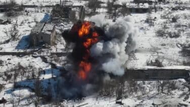 Un dron capta en vídeo la espectacular destrucción de un tanque ruso en Ucrania