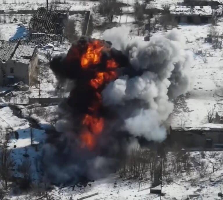 Un dron capta en vídeo la espectacular destrucción de un tanque ruso en Ucrania