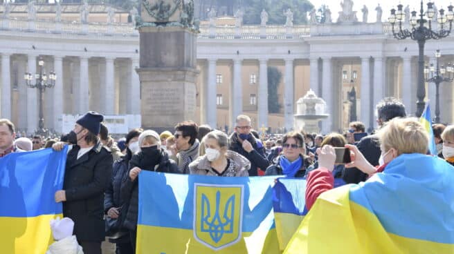 Banderas de Ucrania durante el Angelus del Papa en El Vaticano.