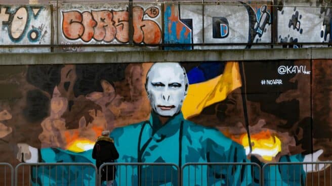 Mural contra la guerra que muestra a Lord Voldemort, el principal villano y antagonista de la serie de novelas "Harry Potter" de JK Rowling, con el rostro del presidente ruso Vladimir Putin, creado por el artista de graffiti KAWU, en una pared en Poznan, Polonia.