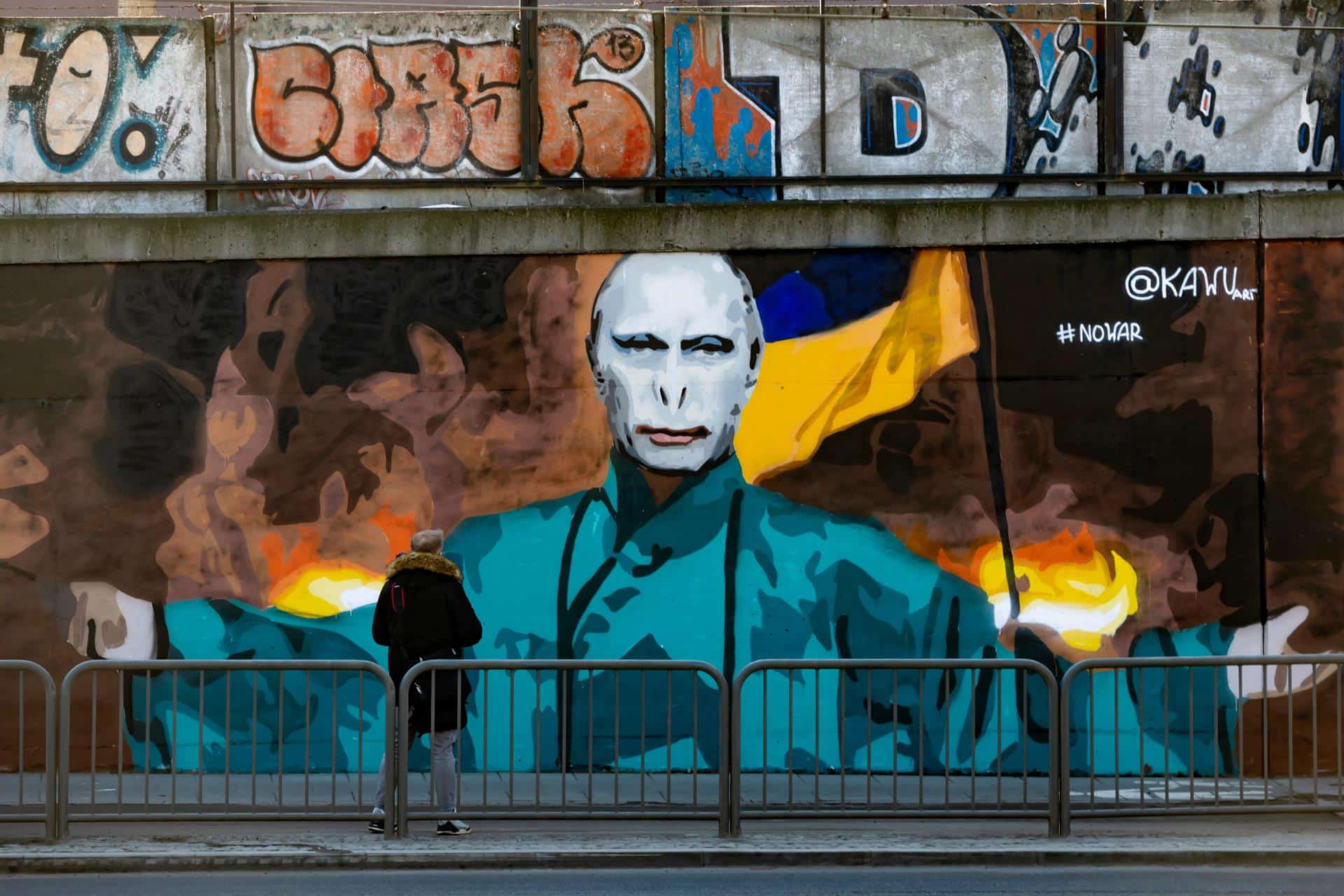 Mural contra la guerra que muestra a Lord Voldemort, el principal villano y antagonista de la serie de novelas "Harry Potter" de JK Rowling, con el rostro del presidente ruso Vladimir Putin, creado por el artista de graffiti KAWU, en una pared en Poznan, Polonia.