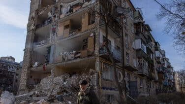 Al menos un muerto y decenas de heridos en un bombardeo ruso a un bloque de viviendas en Kiev