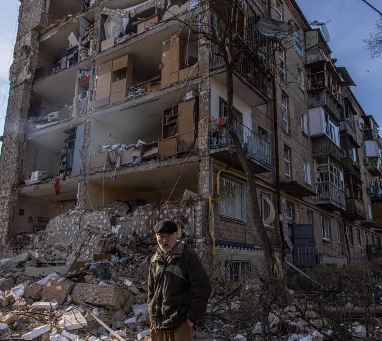 Al menos un muerto y decenas de heridos en un bombardeo ruso a un bloque de viviendas en Kiev