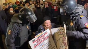 La policía rusa detiene a Elena Osipova, superviviente del asedio nazi a Leningrado, durante una protesta