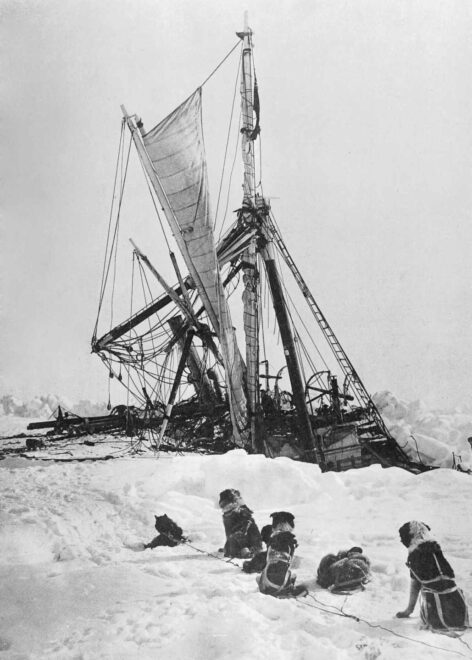 El Endurance semi hundido en la banquisa de hielo.