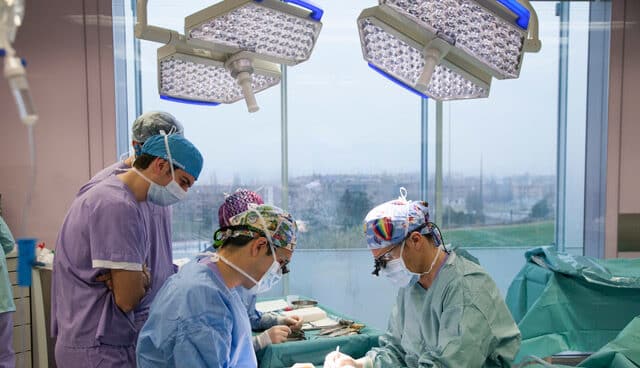 equipomedico Equipo médico de IM Gender en una cirugía de afirmación de género.
