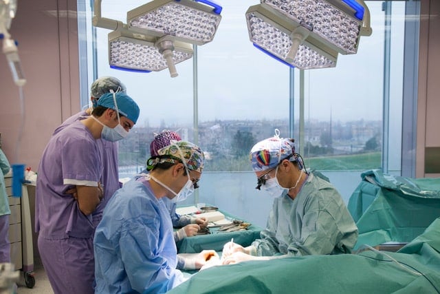 Equipo médico de IM Gender en una cirugía de afirmación de género.