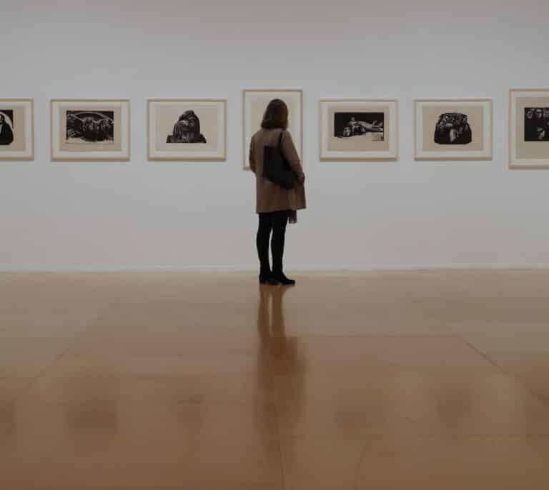 De la danza macabra a la xilografía: el Reina Sofía revisa el arte como arma política