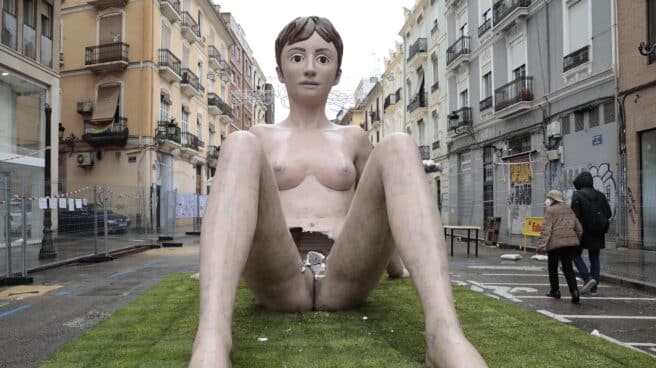 Destrozan la zona genital de una falla de Valencia con forma de mujer desnuda La falla de Valencia con forma mujer que ha aparecido mutilada en la zona genital