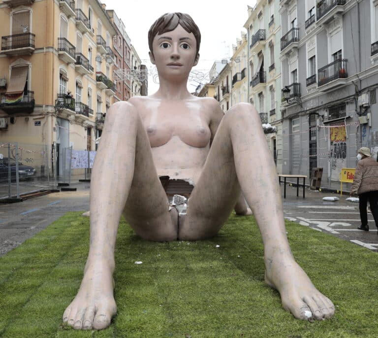 Destrozan los genitales de una falla de Valencia con forma de mujer desnuda