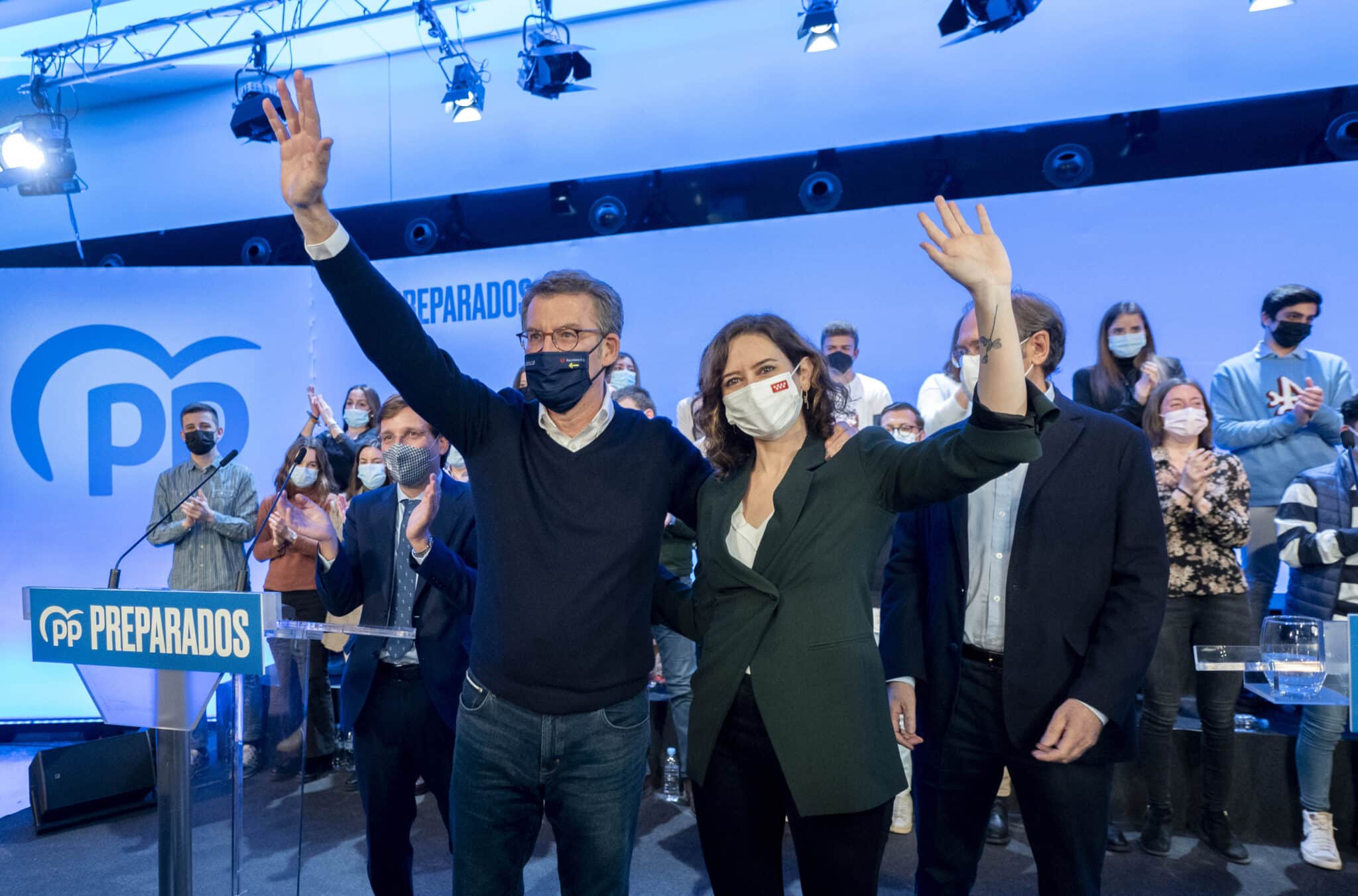 El presidente de la Xunta de Galicia y precandidato a la presidencia del PP nacional, Alberto Núñez Feijóo (i), acompañado de la presidenta de la Comunidad de Madrid, Isabel Díaz Ayuso.