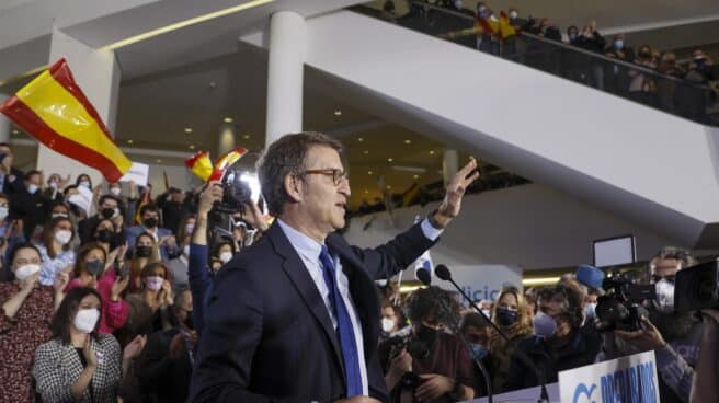 El candidato a presidir el PP, Alberto Núñez Feijóo, durante un acto de campaña en Santiago de Compostela.