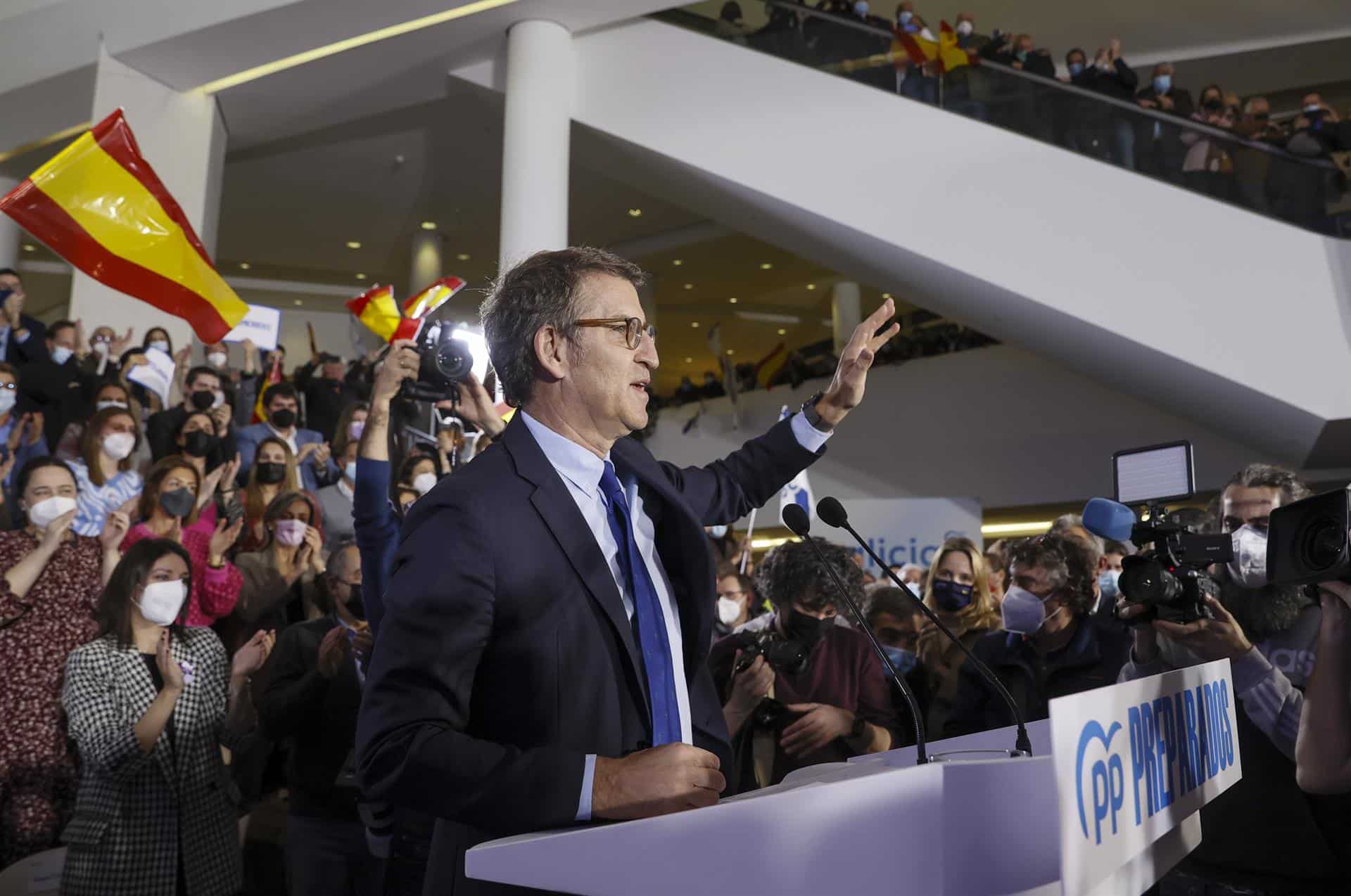 El candidato a presidir el PP, Alberto Núñez Feijóo, durante un acto de campaña en Santiago de Compostela.