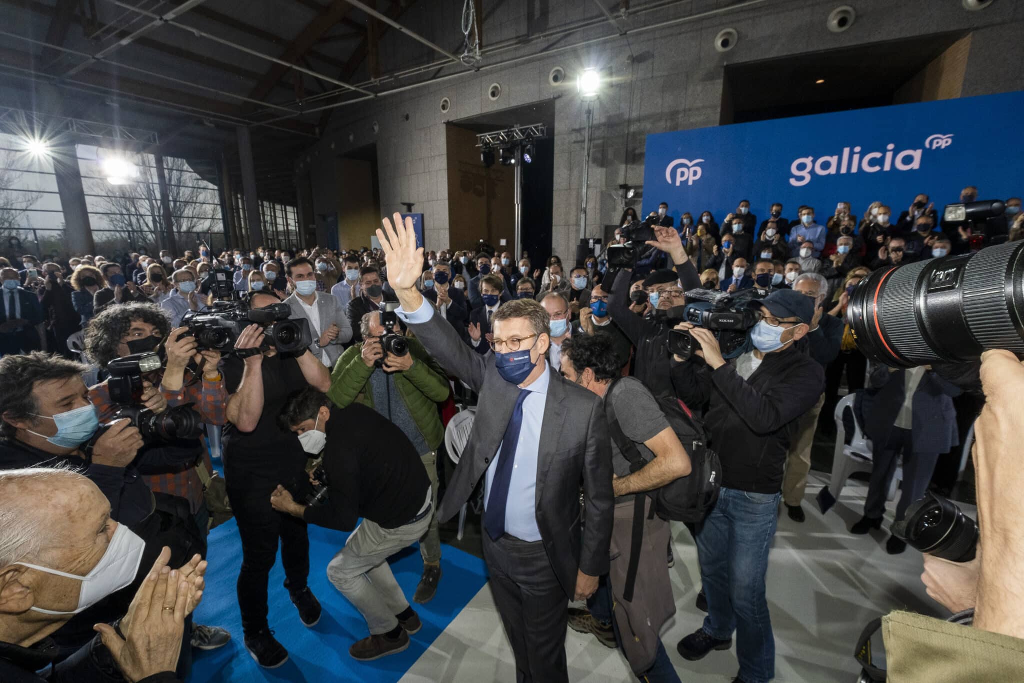 El presidente de la Xunta de Galicia, Alberto Núñez Feijóo, saluda a su llegada ante la Junta directiva