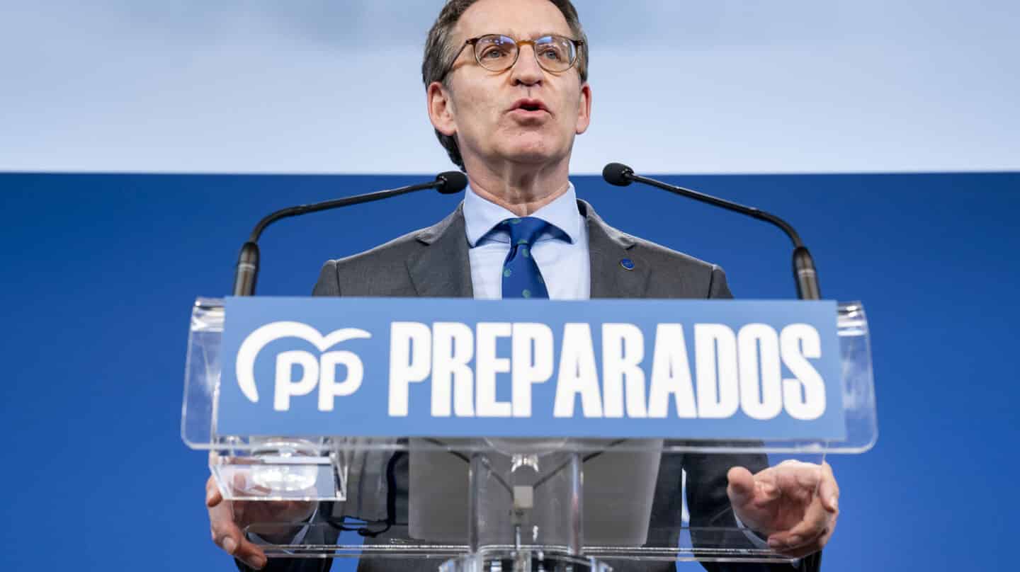 El presidente de la Xunta de Galicia, Alberto Núñez Feijóo, comparece en la sede nacional del PP para entregar los avales necesarios para formalizar su candidatura.