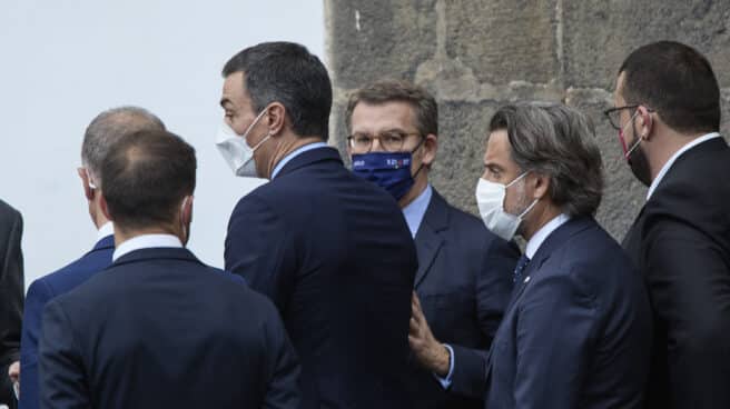 El presidente del gobierno, Pedro Sánchez (3i), y el presidente de la Xunta, Alberto Núñez Feijóo en La Palma