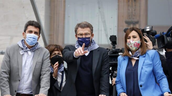 El candidato a presidir el PP, Alberto Núñez Feijóo, asiste a la mascletá de Valencia en el inicio de la campaña a primarias.