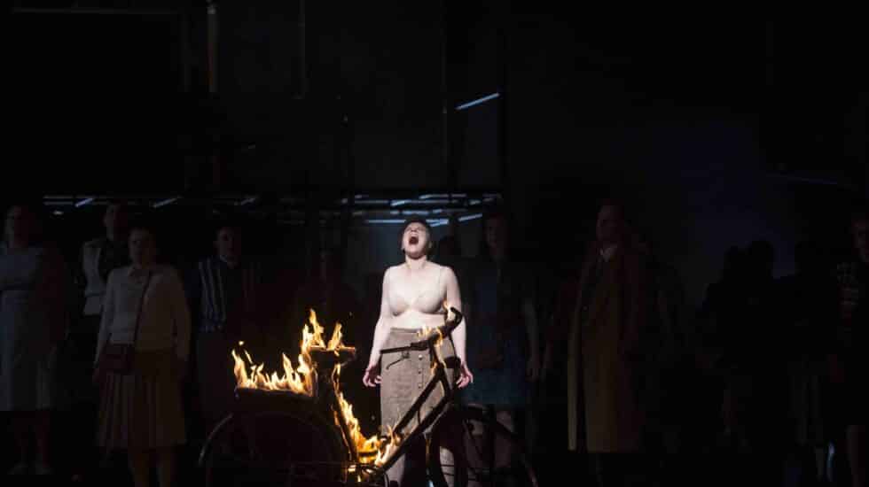 La soprano Ausrine Stundyte (Renata). en una escena de El ángel de fuego