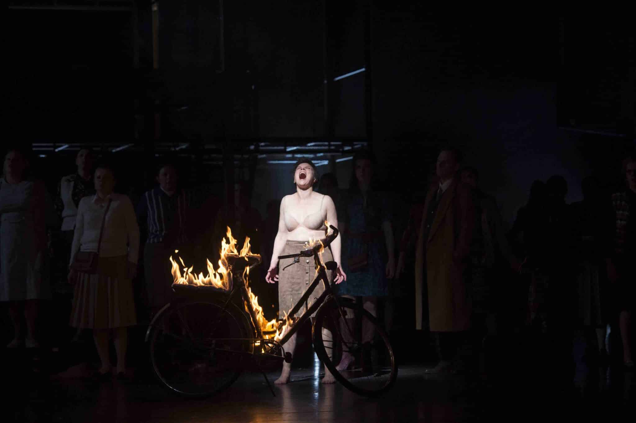 La soprano Ausrine Stundyte (Renata). en una escena de El ángel de fuego