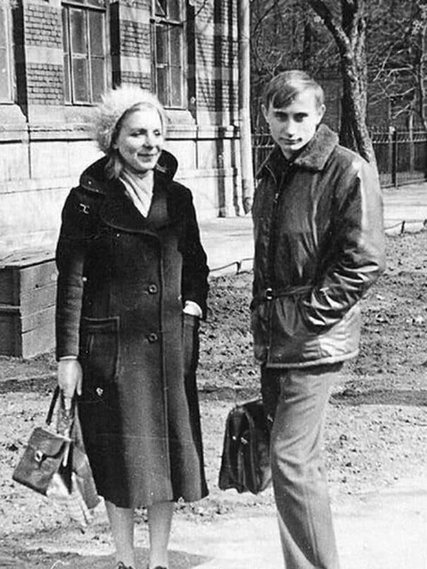 Un joven Vladimir Putin junto a su madre, 1970.