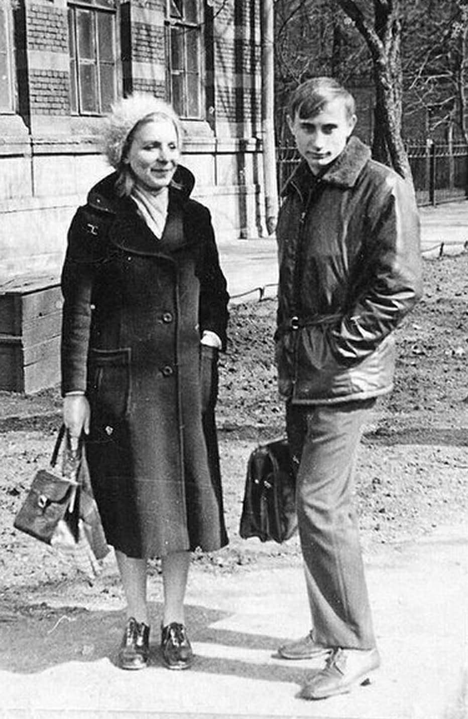 Un joven Vladimir Putin junto a su madre, 1970.