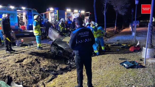 El coche tras chocar contra el árbol en Alcobendas.
