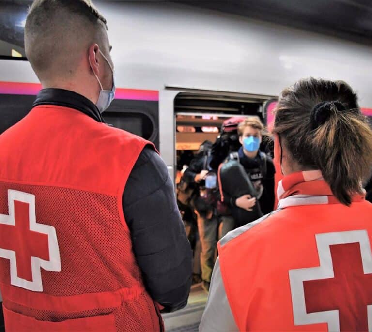 Intentan llevarse a dos refugiadas al llegar a València haciéndose pasar por Cruz Roja