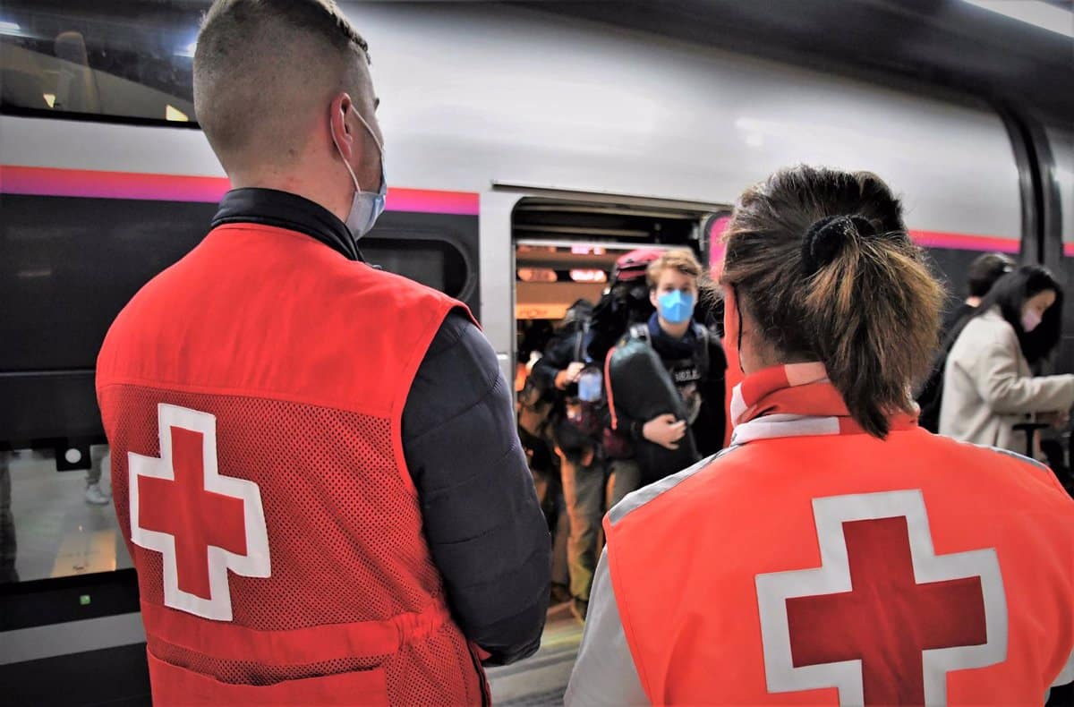 Intentan llevarse a dos refugiadas al llegar a València haciéndose pasar por Cruz Roja