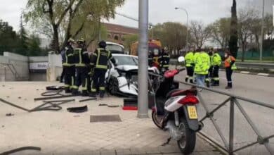 Trasladan al hospital a un joven tras empotrar su coche contra unas vallas en Méndez Álvaro