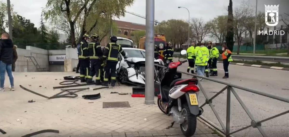 Trasladan al hospital a un joven tras empotrar su coche contra unas vallas en Méndez Álvaro