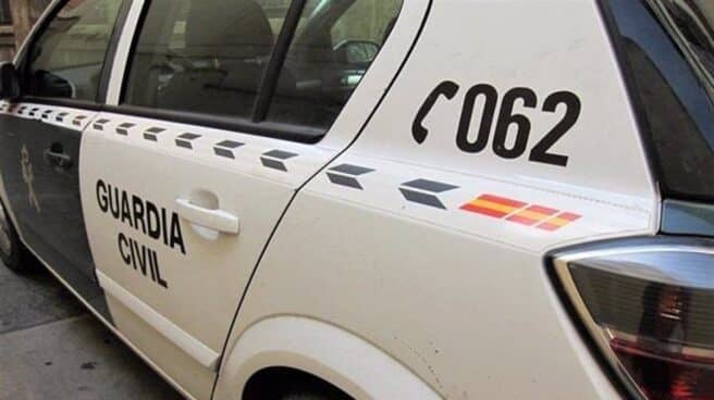 La Guardia Civil inspecciona el coche de uno de los amigos de Esther López Coche patrulla de la Guardia Civil