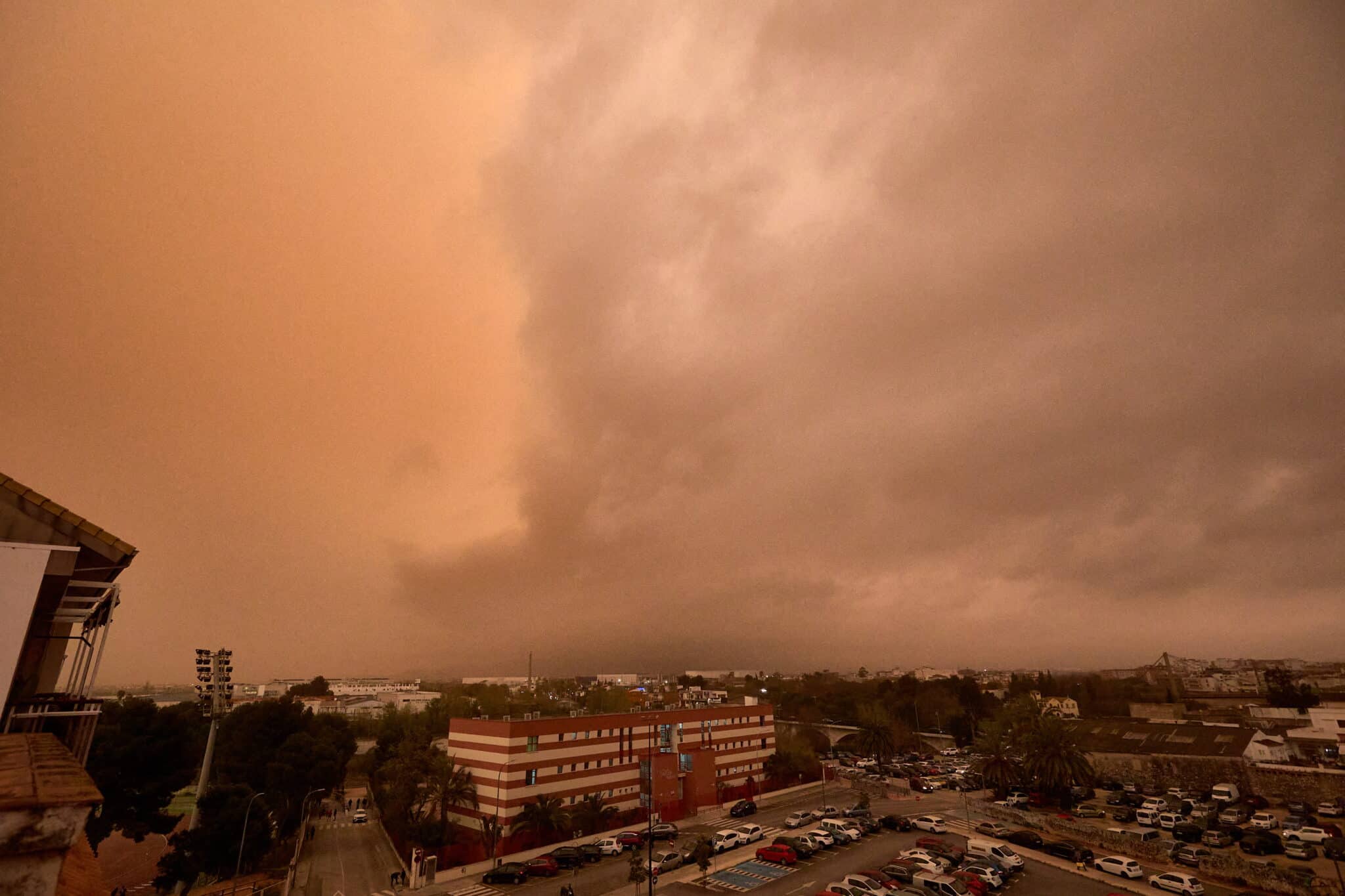 Cielo de Valencia rojo por la calima