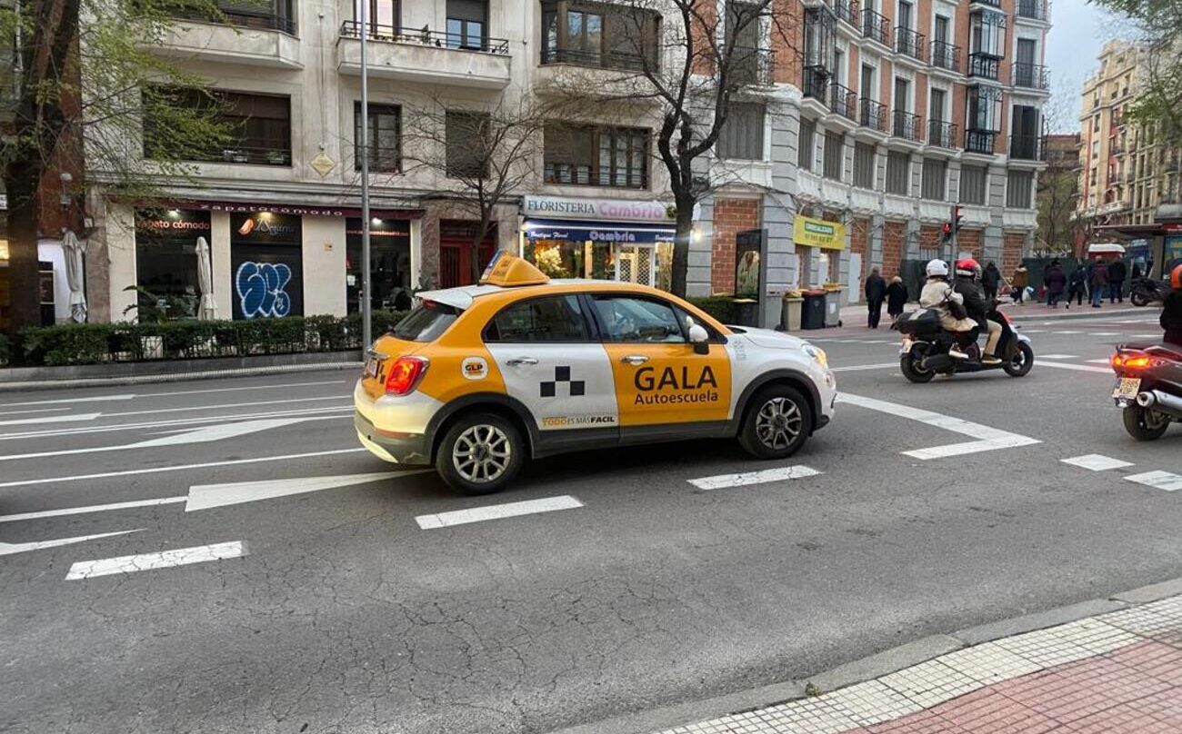 Vehículo de Autoescuela Gala circula en Madrid