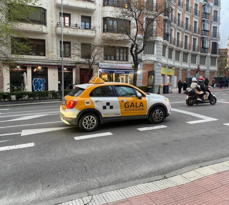 El precio del combustible desangra a las autoescuelas: "La hora de clase nos cuesta 3€ más que en enero"