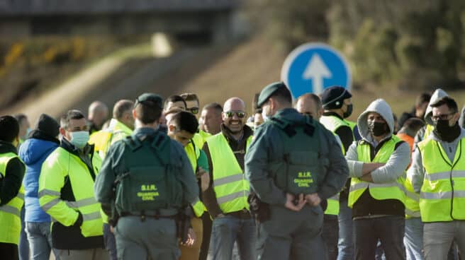 La Guardia Civil habla con los miembros de un piquete de transportistas